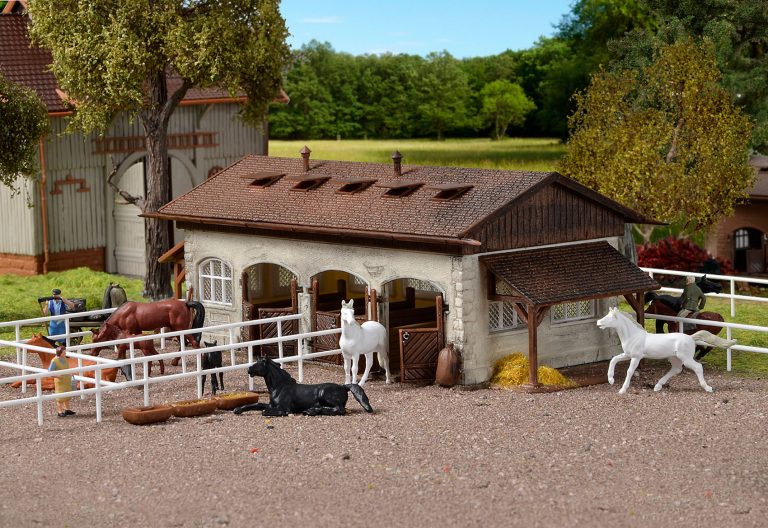 H0 Riding stable with paddock and horses - E-trains